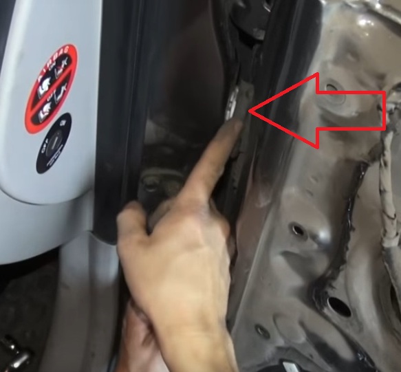 Расположение грязезащитного чехла колодки жгута проводов передней двери на автомобиле Hyundai Accent MC