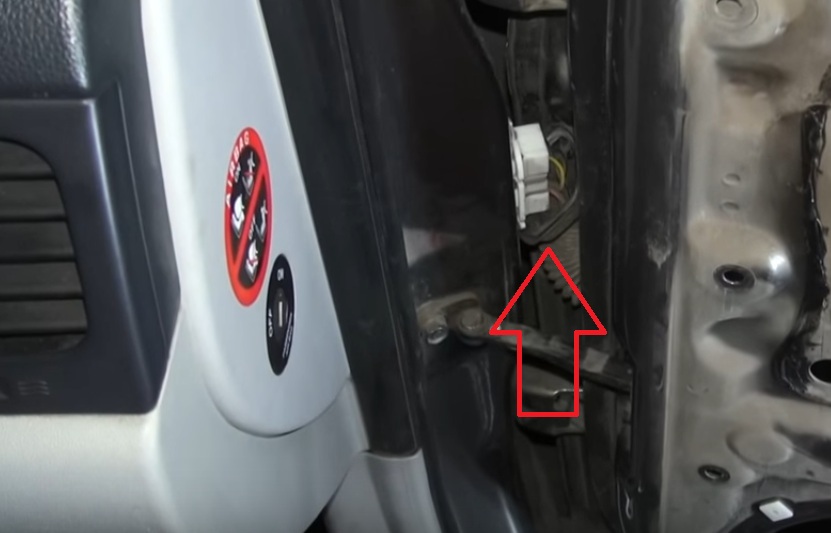 Снять грязезащитный чехол колодки жгута проводов передней двери на автомобиле Hyundai Accent MC