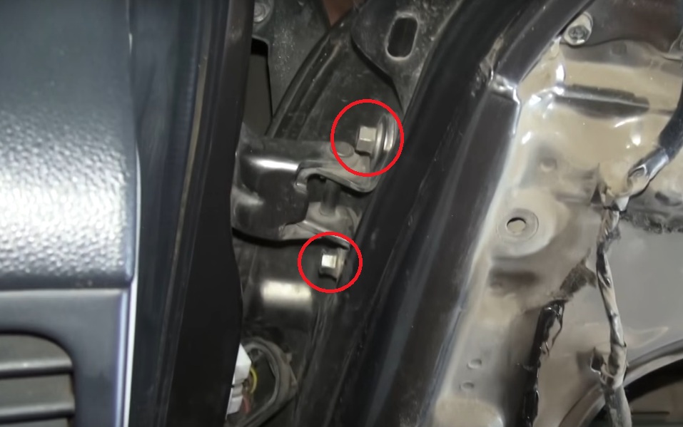 Расположение крепления верхних петель передней двери на автомобиле Hyundai Accent MC