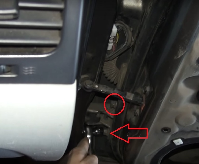 Расположение крепления нижних петель передней двери на автомобиле Hyundai Accent MC