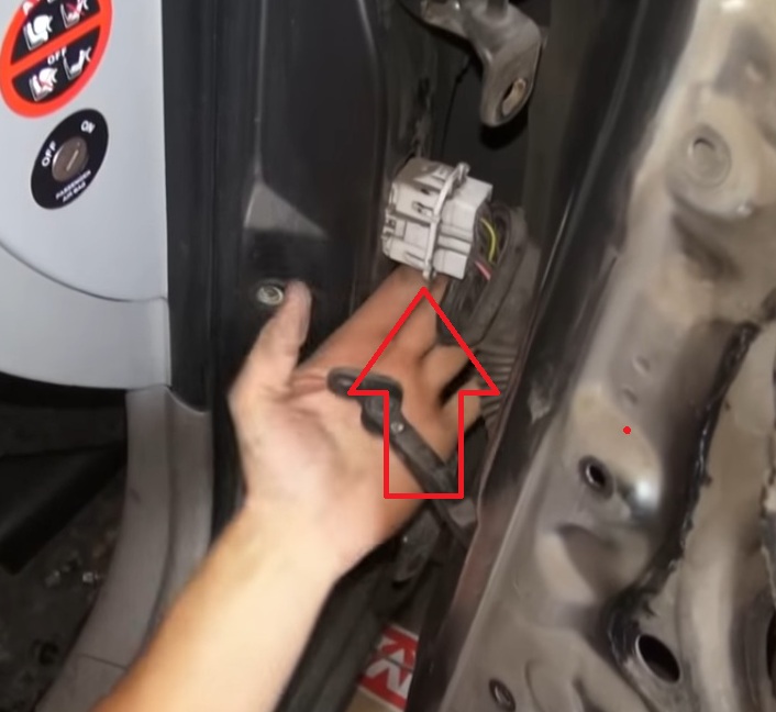 Расположение колодки жгута проводов передней двери на автомобиле Hyundai Accent MC