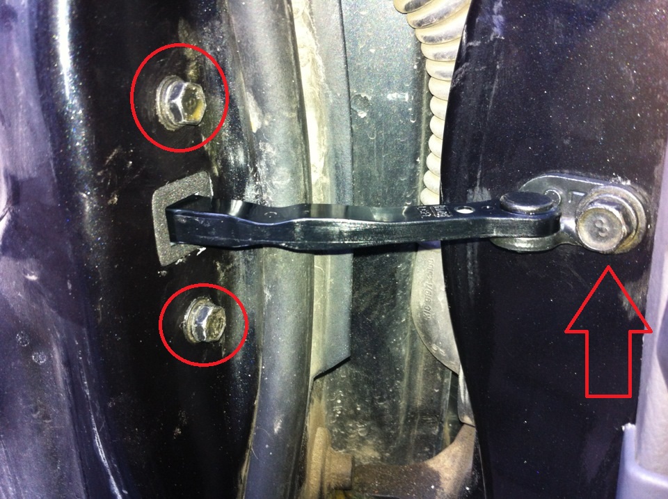 Расположение крепления ограничителя передней двери на автомобиле Hyundai Accent MC