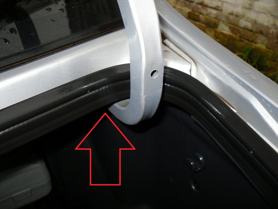Расположение петель багажника на автомобиле Hyundai Accent MC