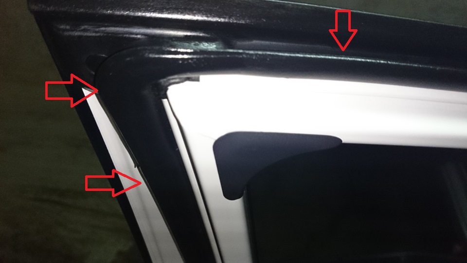 Смазать уплотнитель дверей на автомобиле Hyundai Accent MC