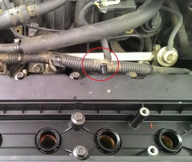 Патрубок крышки головки блока цилиндров крепления шланга основного контура системы вентиляции картера двигателя F16D3 Daewoo Nexia N150