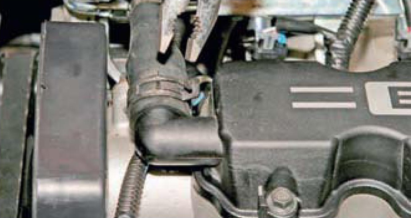 Сжатие хомута крепления шланга вентиляции картера двигателя A15SMS Daewoo Nexia N150