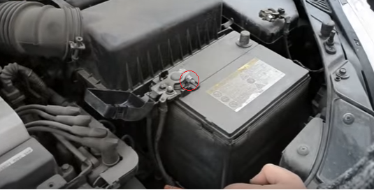 Затяжка крепления клеммы провода «плюс» аккумуляторной батареи Kia Rio II