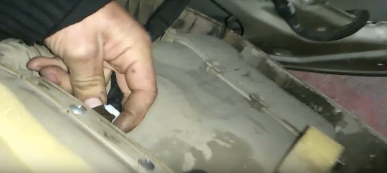 Отсоединить колодку проводов электростеклоподъемников задней двери на автомобиле Hyundai Accent MC