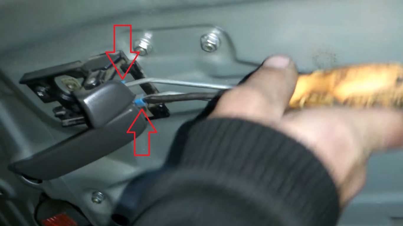 Отсоединить тягу открывания и тягу блокировки заднего замка на автомобиле Hyundai Accent MC 
