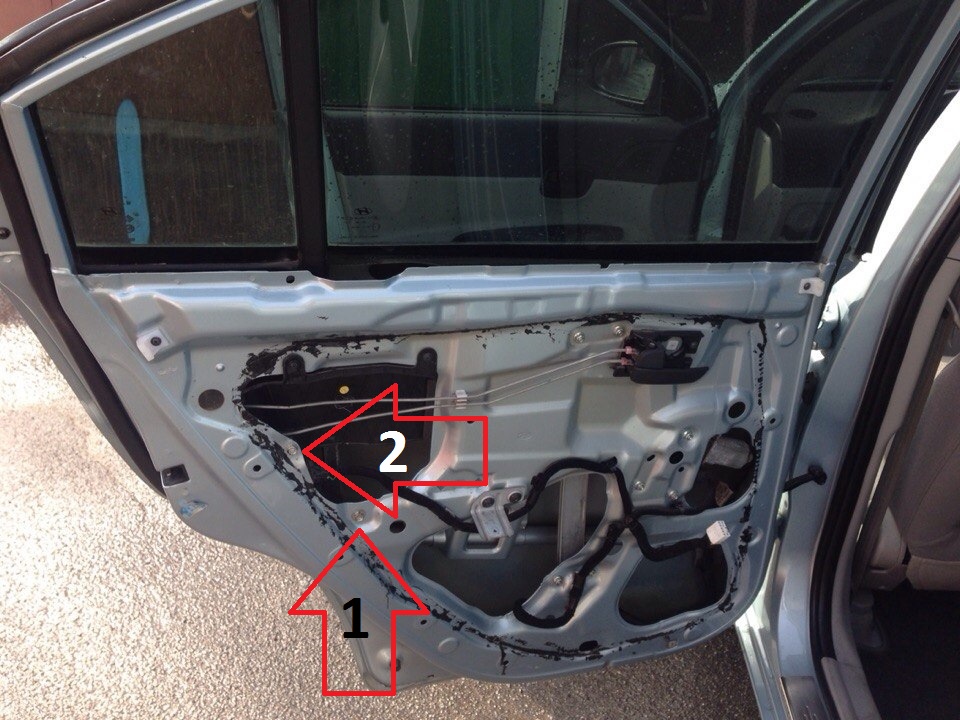 Расположение крепления нижнего болта направляющей стекла на автомобиле Hyundai Accent MC