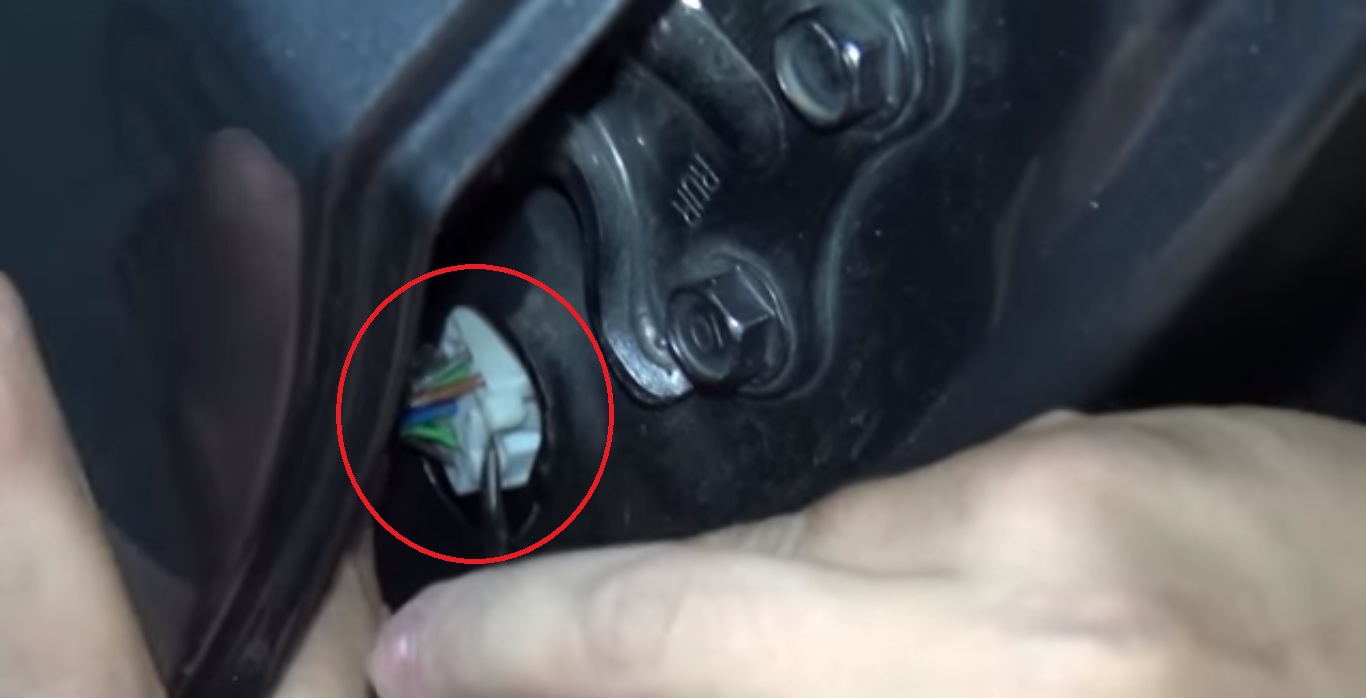 Отсоединить колодку проводов задней двери на автомобиле Hyundai Accent MC