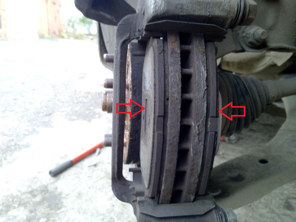 Внутренняя и наружная колодка передних тормозных механизмов на автомобиле Chevrolet Cruze J300 2008-2016