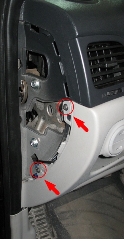 Расположение бокового крепления нижней панели торпеды на автомобиле Hyundai Accent MC
