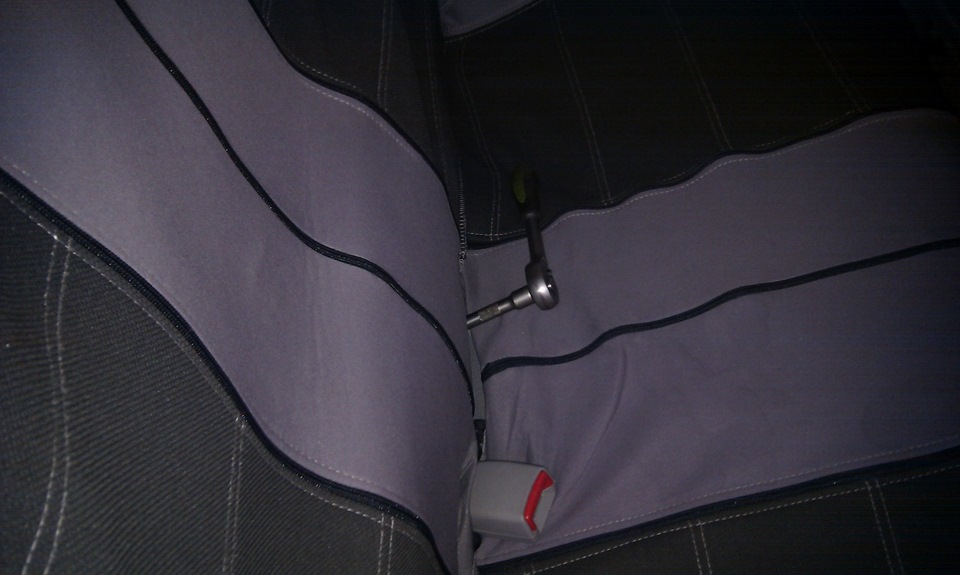 Открутить болт задней сидушки на автомобиле Hyundai Accent MC