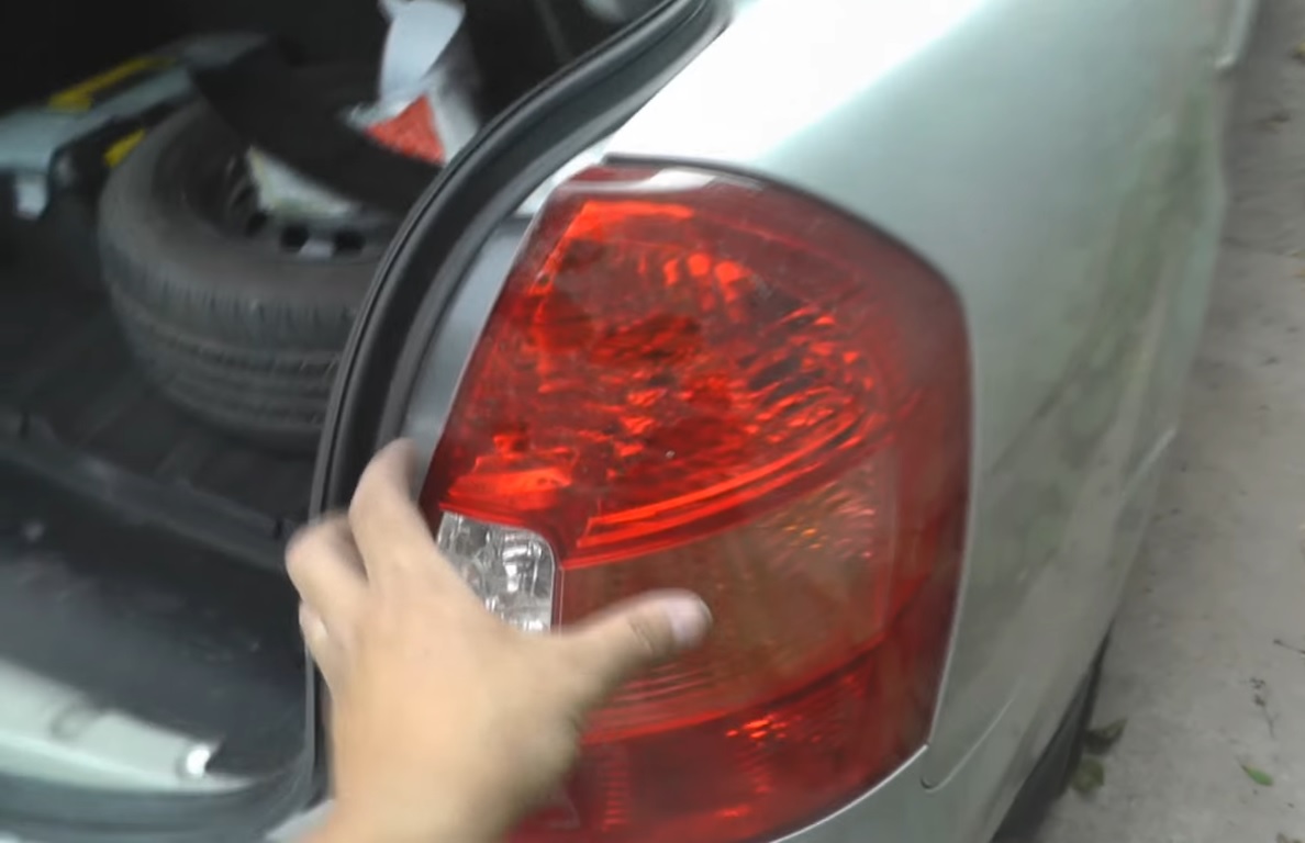 Снятие и установка заднего бампера Hyundai Accent MC
