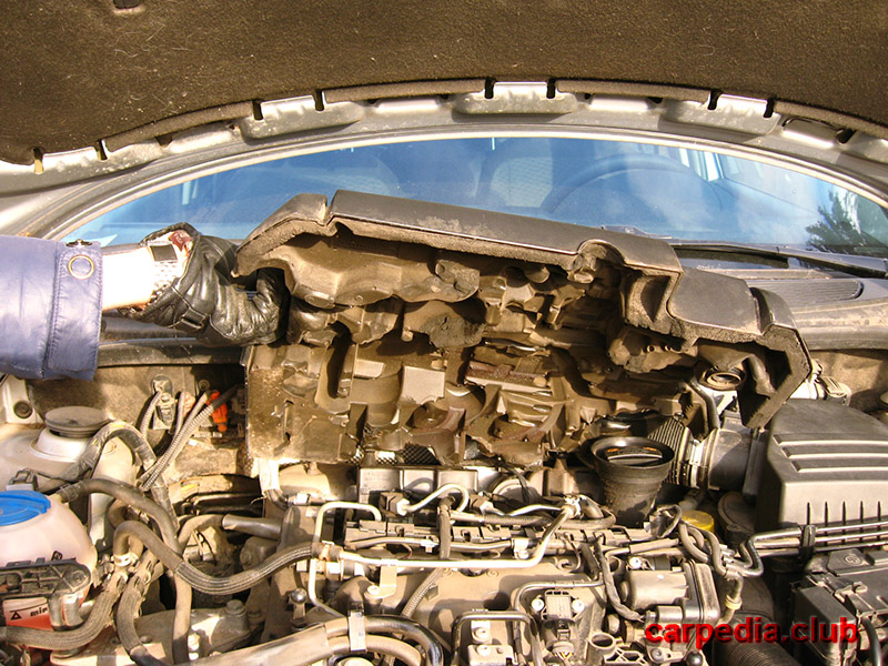 Снять декоративный кожух двигателя на автомобиле Skoda Fabia MK2 5J 2007-2014