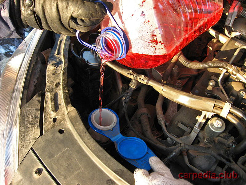 Долить жидкость омывателя лобового стекла на автомобиле Skoda Fabia MK2 5J 2007-2014