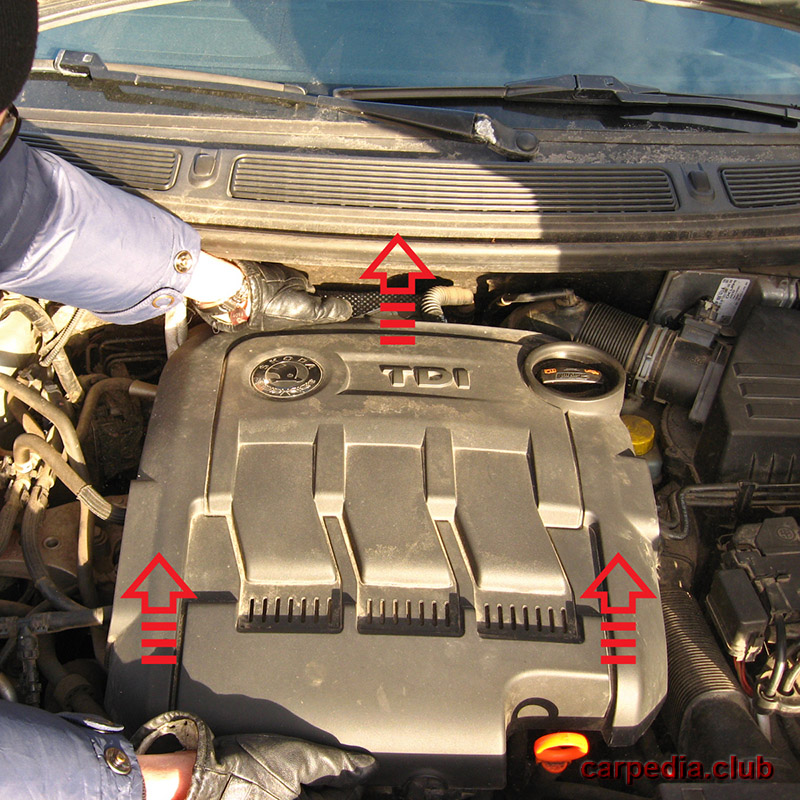 Снять крышку двигателя на автомобиле Skoda Fabia MK2 5J 2007-2014