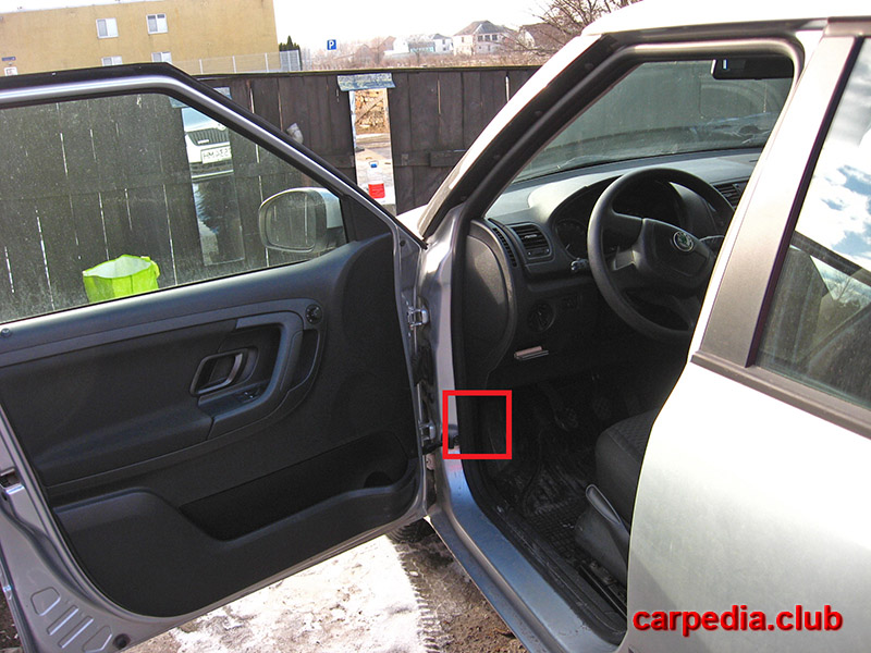 Расположение рычага открывания капот на автомобиле Skoda Fabia MK2 5J 2007-2014