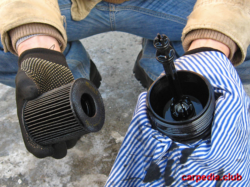 Постучать и извлечь масляный фильтр из корпуса на автомобиле Skoda Fabia MK2 5J 2007-2014
