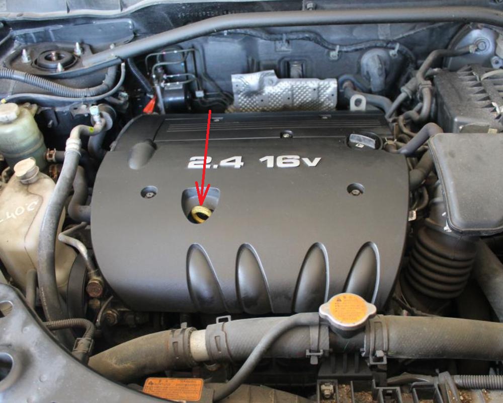 Размещение щупа (указателя уровня масла) на двигателе 4B12 Mitsubishi Outlander XL