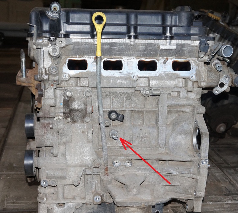 Размещение датчика аварийного давления моторного масла на блоке цилиндров двигателя 4B12 Mitsubishi Outlander XL