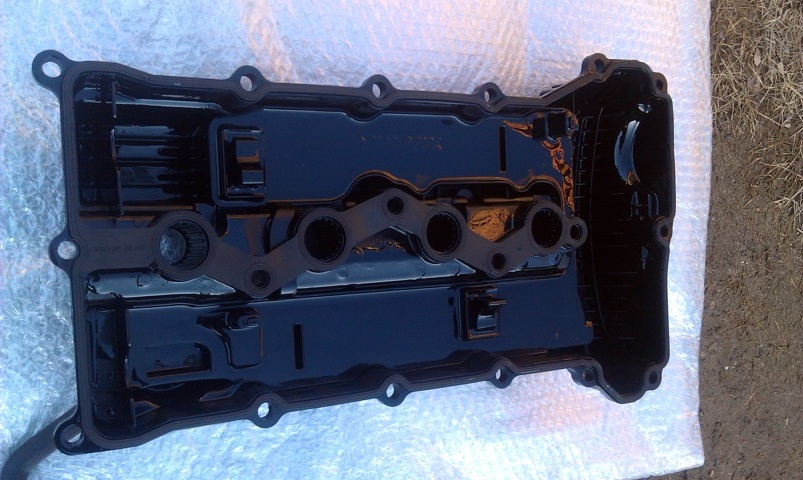 Установленная прокладка на крышку головки блока цилиндров двигателей 4B12 и 4B11 Mitsubishi Outlander XL