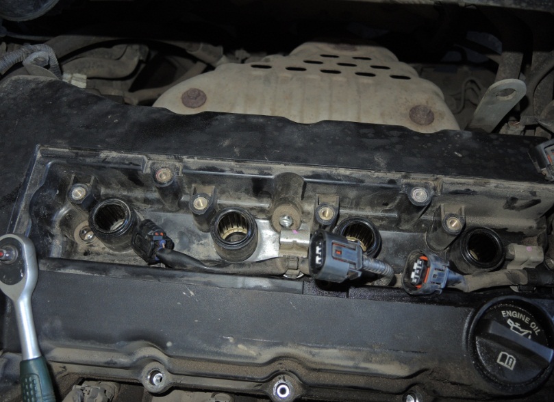 Крышка головки блока цилиндров со снятыми катушками зажигания двигателей 4B12 и 4B11 Mitsubishi Outlander XL