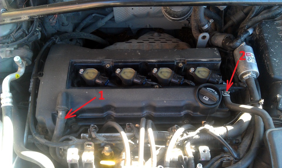 Размещение креплений шлангов вентиляции картера к крышке блока цилиндров двигателей 4B12 и 4B11 Mitsubishi Outlander XL