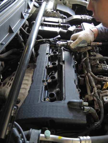 Отворачивание болтов крепления крышки головки блока цилиндров двигателей 4B12 и 4B11 Mitsubishi Outlander XL