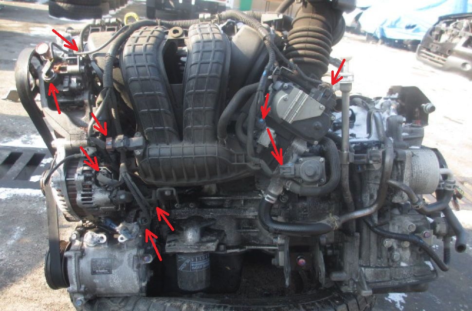 Размещение колодок жгута проводов системы управления двигателем со стороны впускного коллектора двигателя 4B12 Mitsubishi Outlander XL