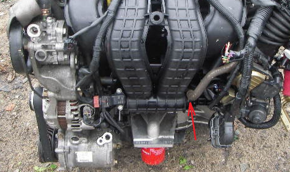 Размещение хомута крепления шланга вакуумного усилителя тормозов к патрубку впускного коллектора двигателя 4B12 Mitsubishi Outlander XL