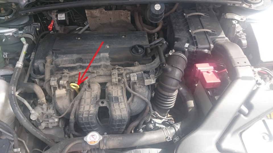 Размещение указателя уровня масла (щупа) на двигателе 4B12 Mitsubishi Outlander XL