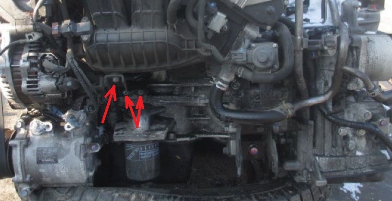 Размещение болтов крепления стойки впускного коллектора двигателя 4B12 Mitsubishi Outlander XL