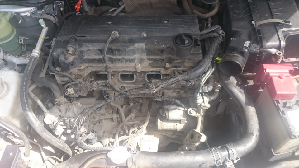 Двигатель со снятым впускным коллектором Mitsubishi Outlander XL