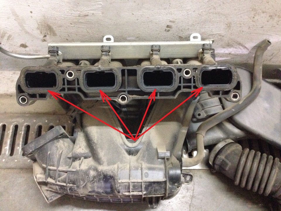 Размещение прокладок в пазах впускного коллектора двигателя 4B12 Mitsubishi Outlander XL