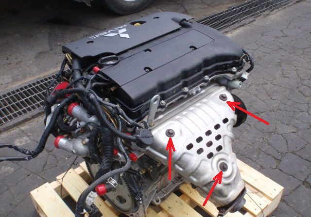 Размещение болтов крепления верхнего теплозащитного кожуха выпускного коллектора двигателя 4B12 Mitsubishi Outlander XL