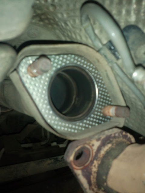 Установленная уплотнительная прокладка на шпильки фланца приемной трубы системы выпуска отработавших газов двигателя 4B12 Mitsubishi Outlander XL