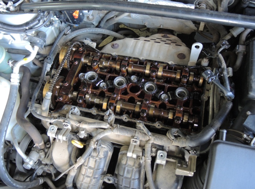 Двигатель 4B12 со снятой клапанной крышкой Mitsubishi Outlander XL