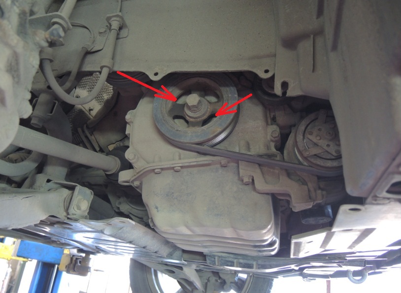 Место для установки вильчатого держателя для фиксатора шкива коленчатого вала двигателя 4B12 Mitsubishi Outlander XL