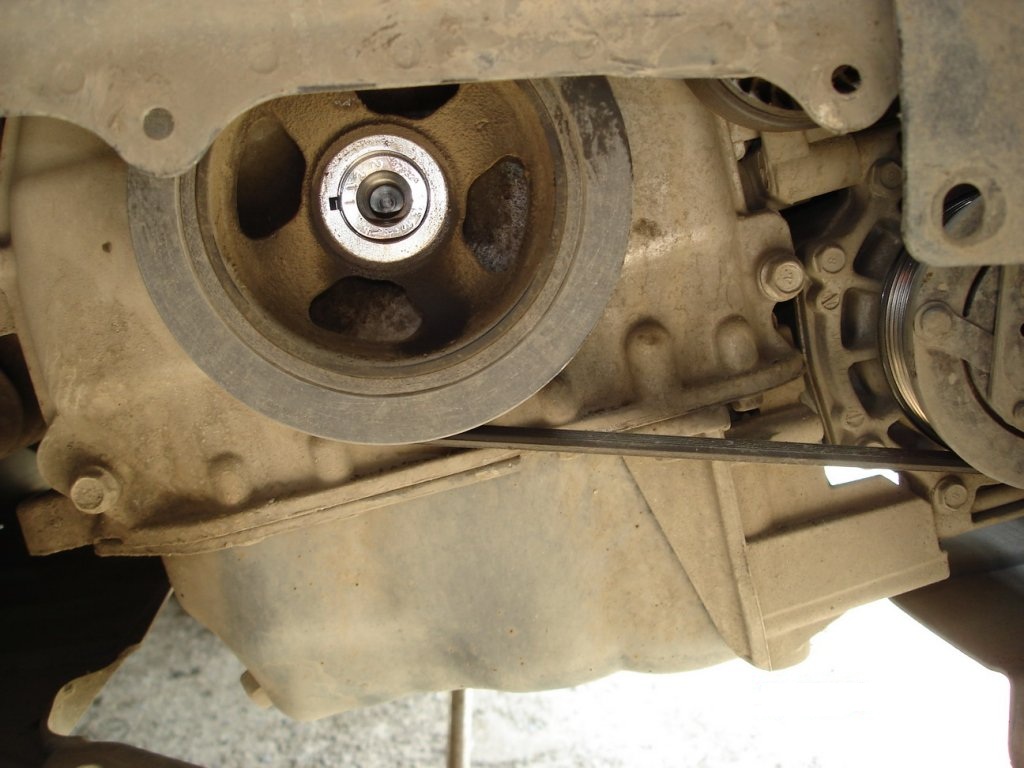 Снятый болт и шайба шкива коленчатого вала двигателя 4B12 Mitsubishi Outlander XL