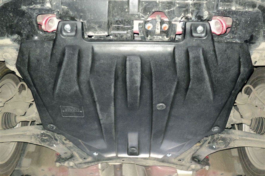 Установленная на место защита картера двигателя 4B12 Mitsubishi Outlander XL