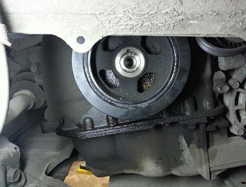 Снятый болт и шайба шкива коленчатого вала двигателя 4B12 Mitsubishi Outlander XL