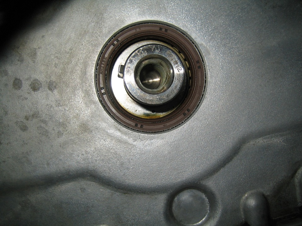 Установленный в крышку цепи привода ГРМ сальник коленчатого вала двигателя 4B12 Mitsubishi Outlander XL