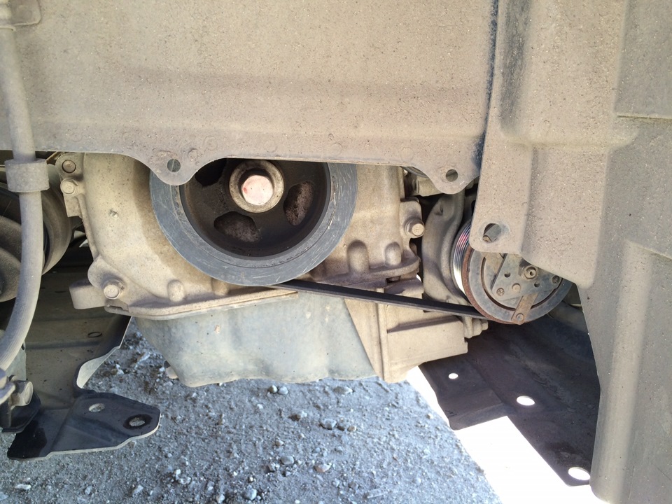 Подтекание моторного масла по крышке цепи привода ГРМ из переднего сальника коленчатого вала двигателя 4B12 Mitsubishi Outlander XL