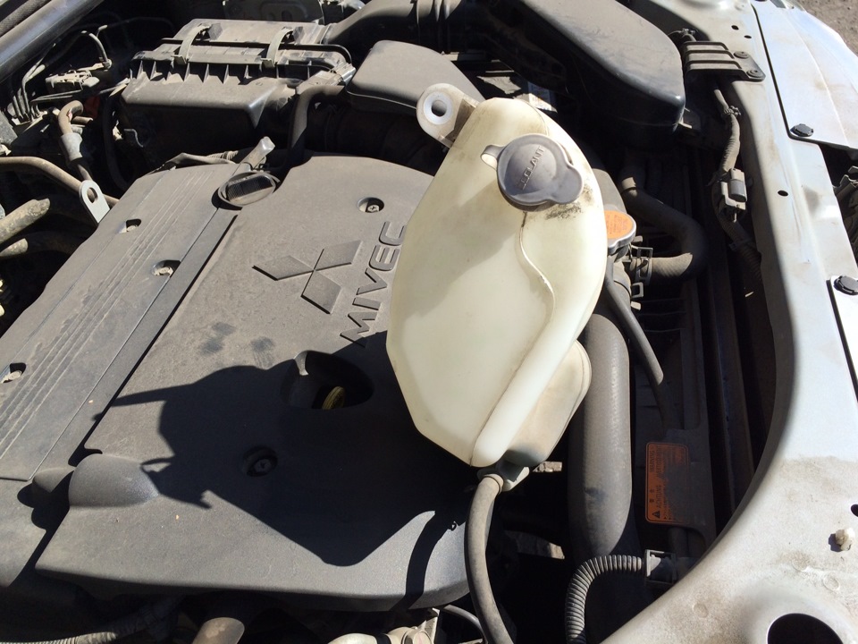 Снятый расширительный бачок системы охлаждения двигателя 4B12 Mitsubishi Outlander XL