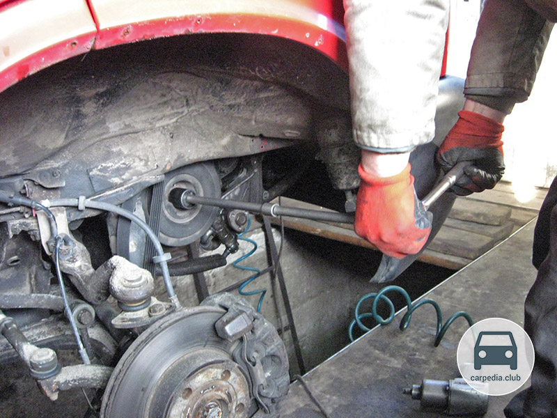 Проворачивание коленчатого вала за центральный болт крепления шкива привода вспомогательных агрегатов двигателя ACV Volkswagen Transporter T4