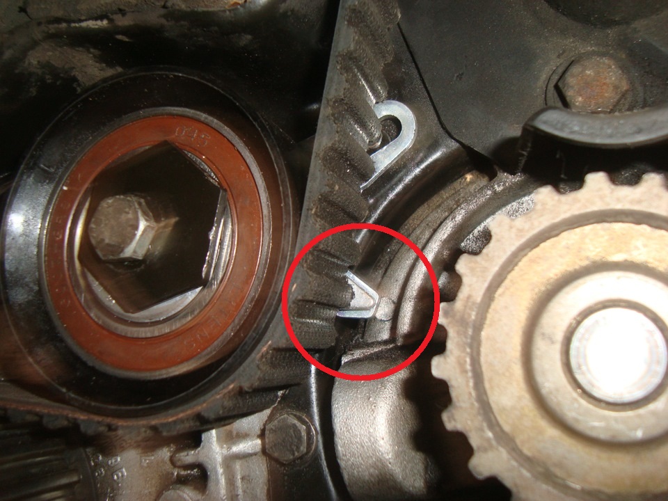 Совпадение меток натяжного ролика ремня привода газораспределительного механизма двигателя ACV Volkswagen Transporter T4