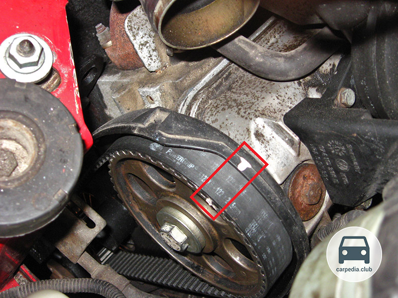 Совпадение метки на зубчатом колесе распределительного вала и метки на заднем защитном экране ремня привода газораспределительного механизма двигателя ACV Volkswagen Transporter T4