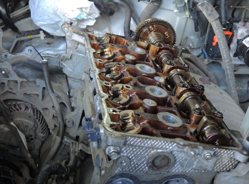 Затянутые болты крепления крышек подшипников распределительного вала выпускных клапанов двигателя 4B12 Mitsubishi Outlander XL